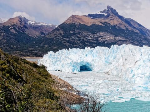 Gletsjer en bergen waarbij het ijs aan het smelten is